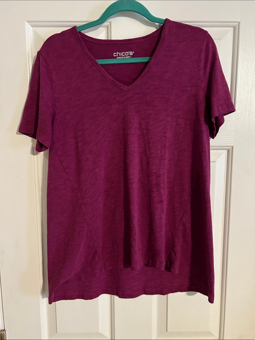 Chico's Ultimate Relaxrd Fir Short Sleeve V-Neck Tee in Deep Berry Sz 1/Med